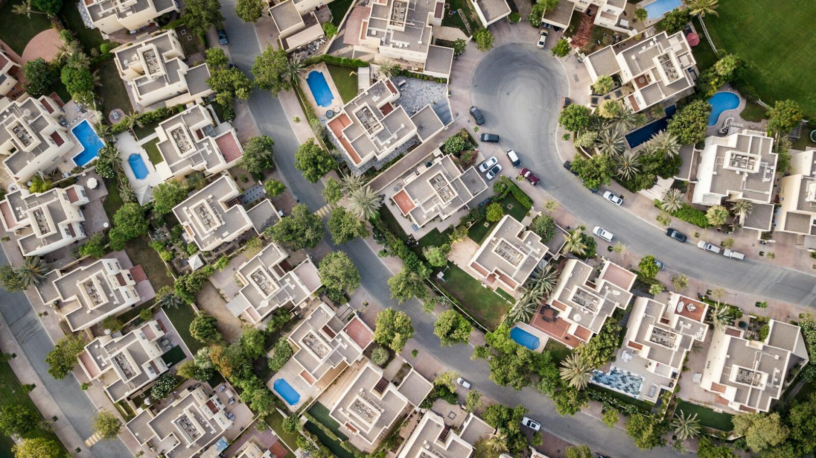 aerial view of buildings How to Choose the Perfect Location to Invest in Real Estate