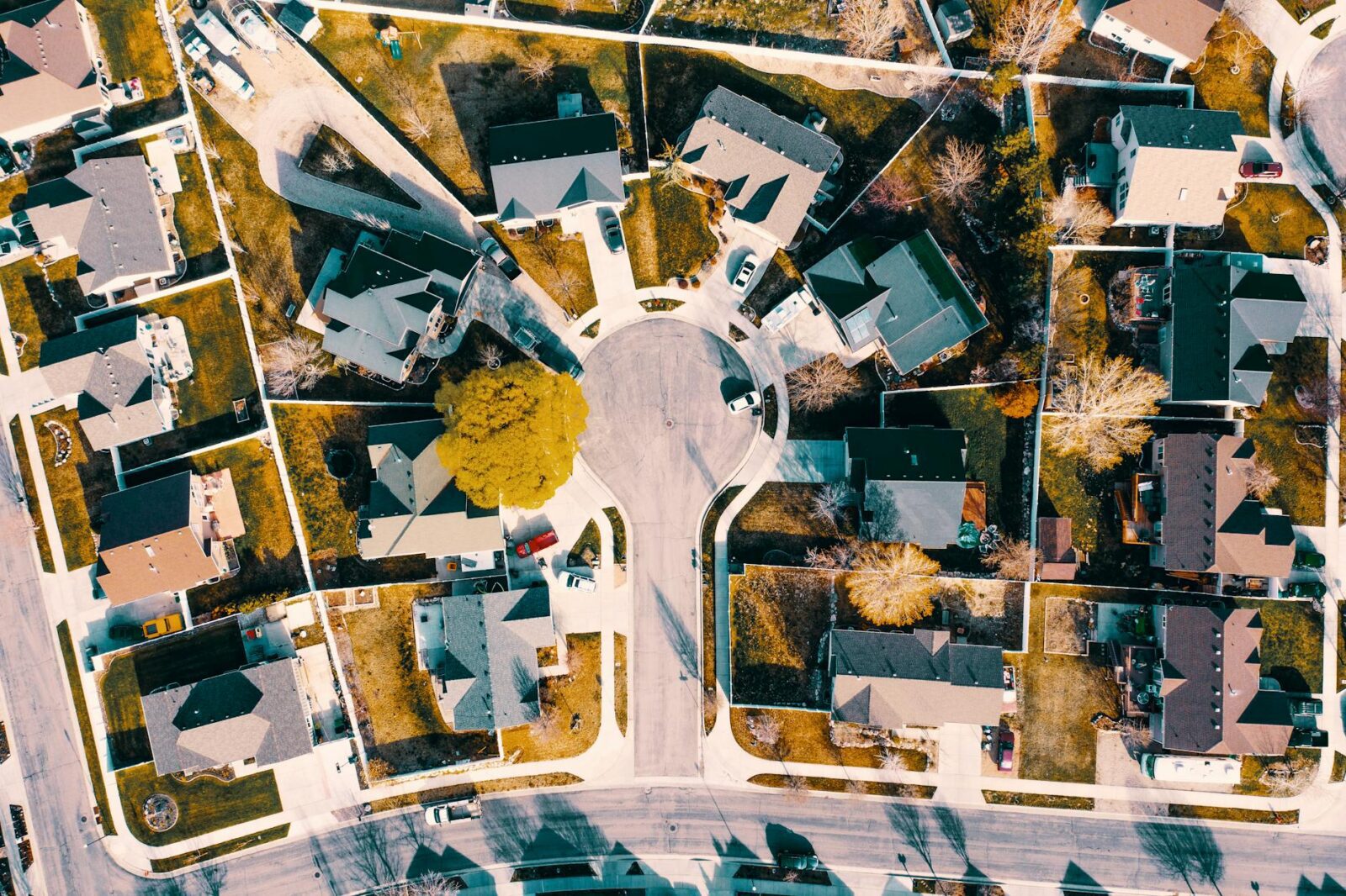 houses near road Top Neighborhood Features to Look for When House Hunting