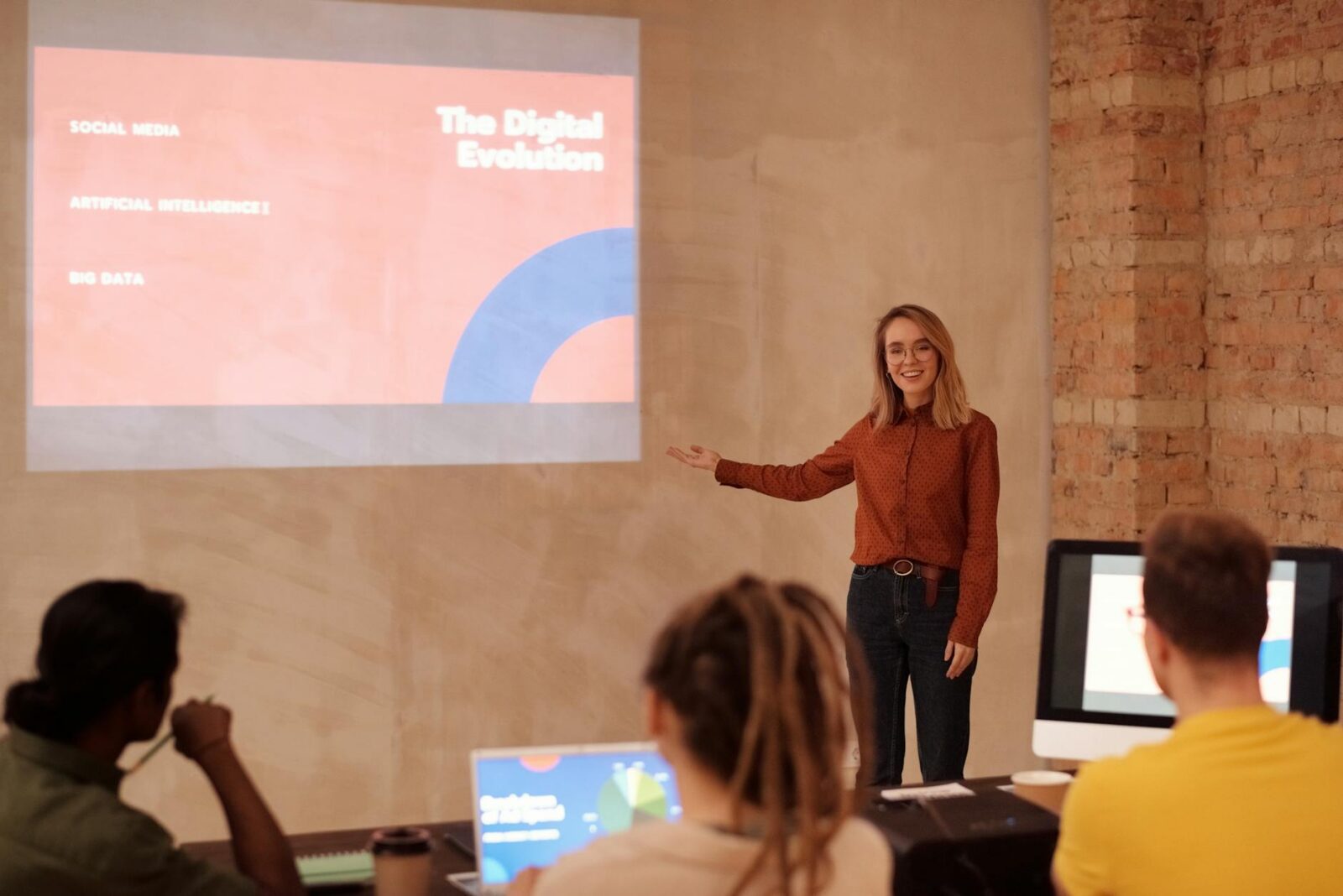 a woman in red long sleeve shirt 4 Top Traits Of Exceptional Business Leaders