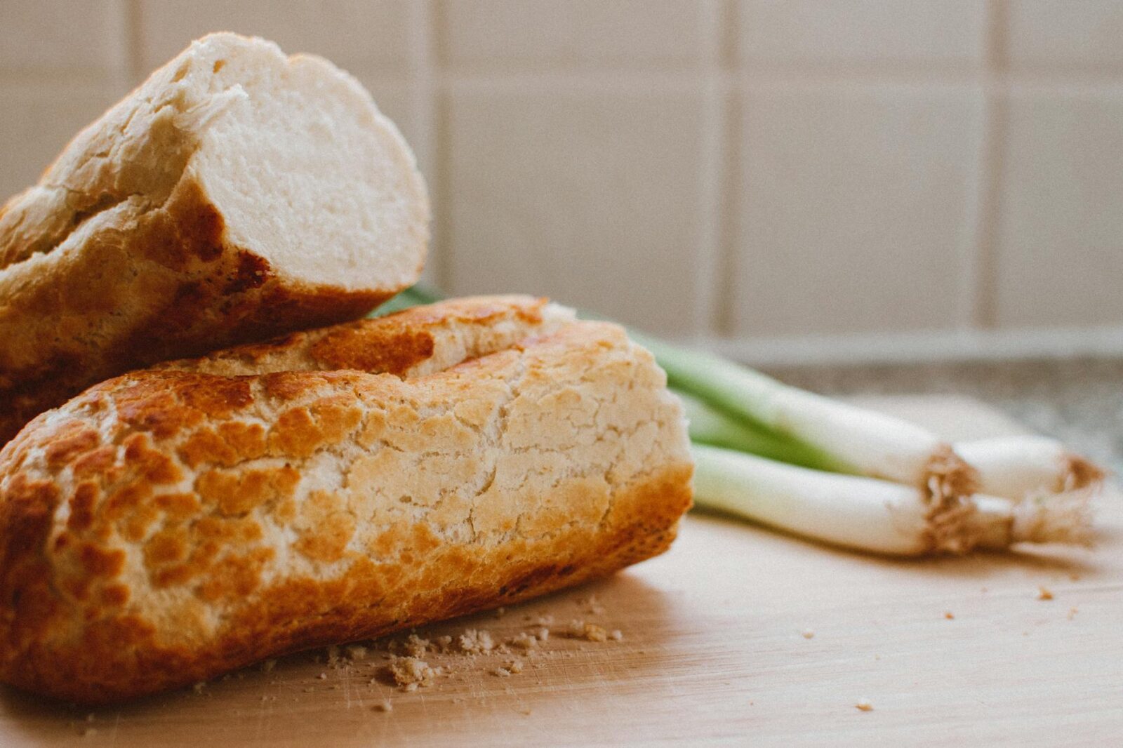 sliced bread and onion leaks
