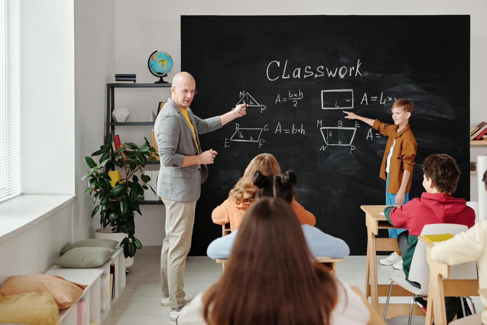 teacher talking to the class Are You Looking For Higher Income As A Teacher?
