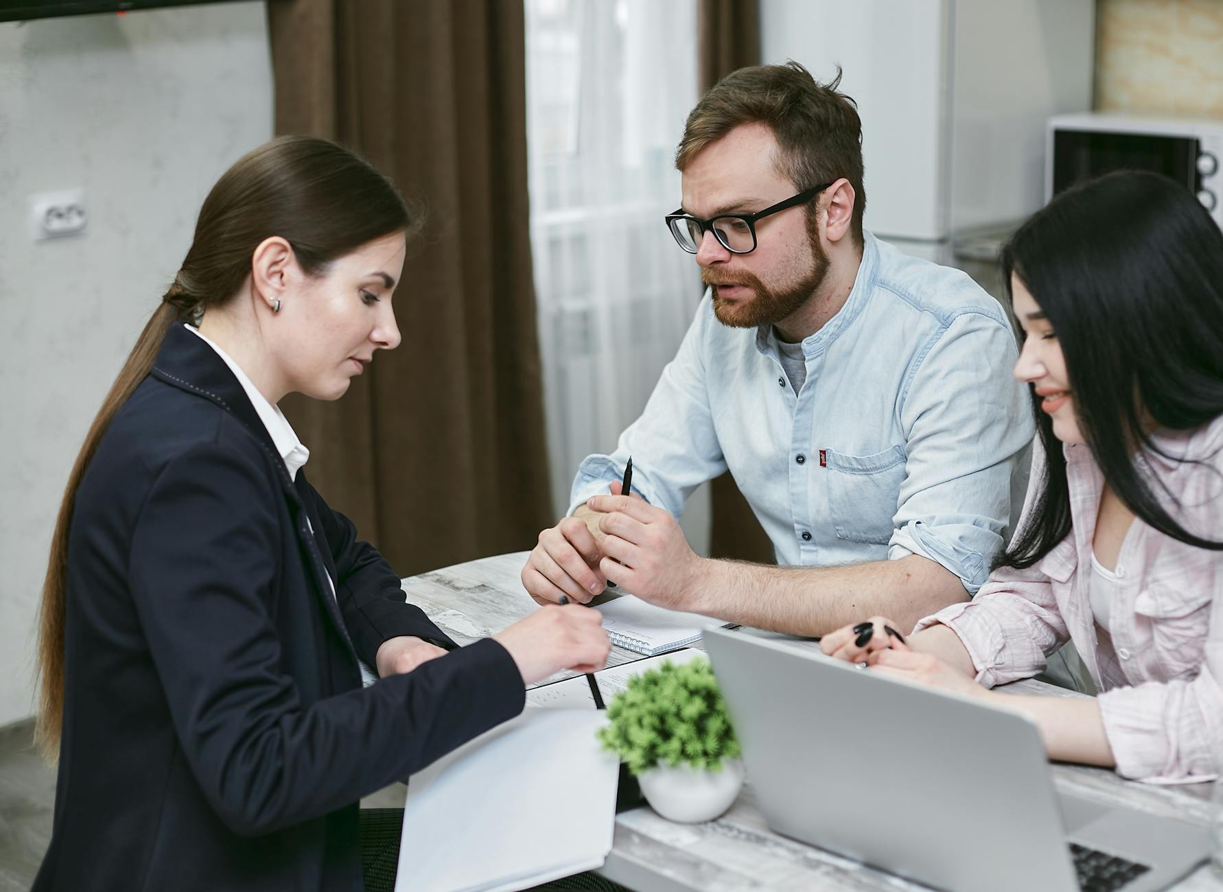 6 Practical Ways of Handling Short-Term Expenses 10 people having conversation 6 Practical Ways of Handling Short-Term Expenses