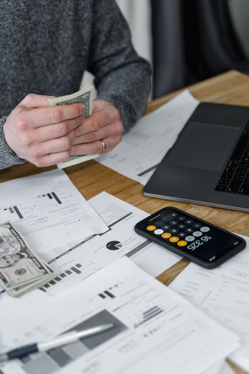 businessman man woman desk Top 4 Business Software Tools To Keep You Organized